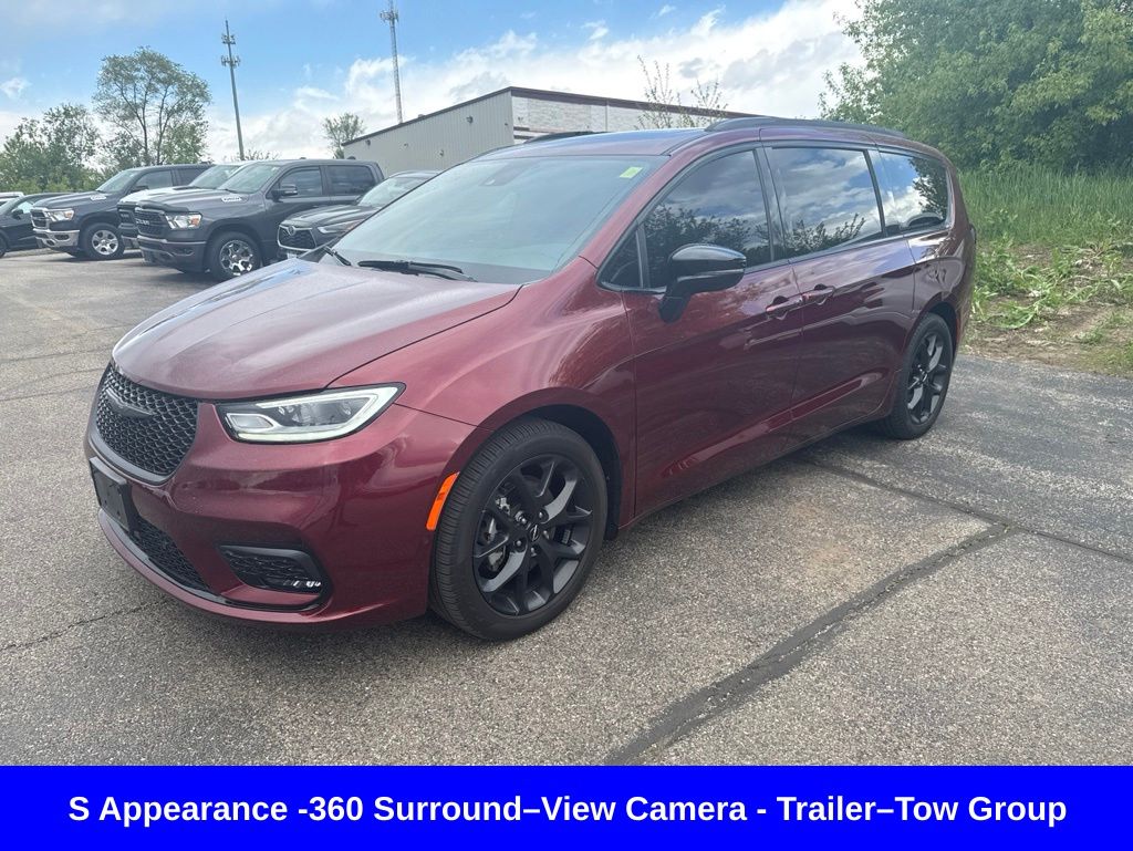2023 Chrysler Pacifica Limited's photo