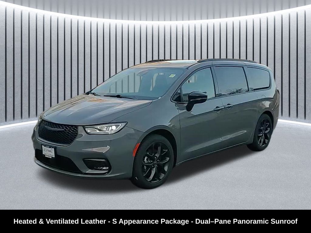 2025 Chrysler Pacifica Limited's photo