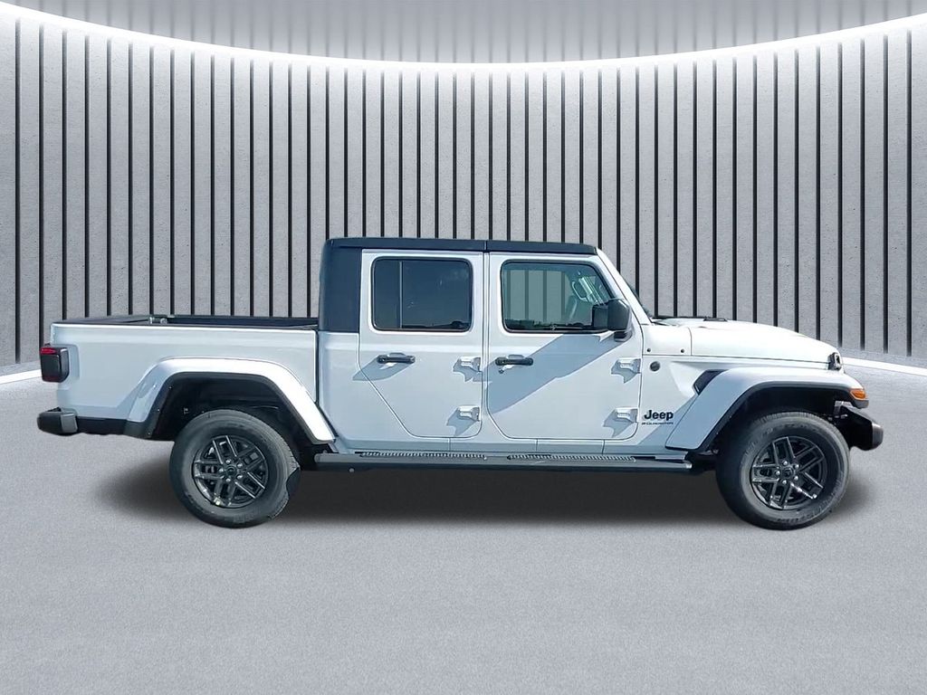 2025 Jeep Gladiator Sport S photo 2