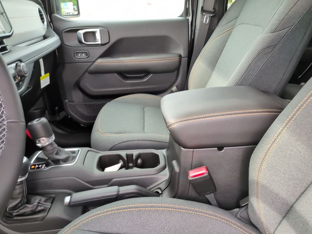 2025 Jeep Wrangler 4-Door Sahara - Photo 24