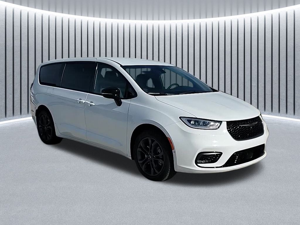 2026 Chrysler Pacifica photo 3
