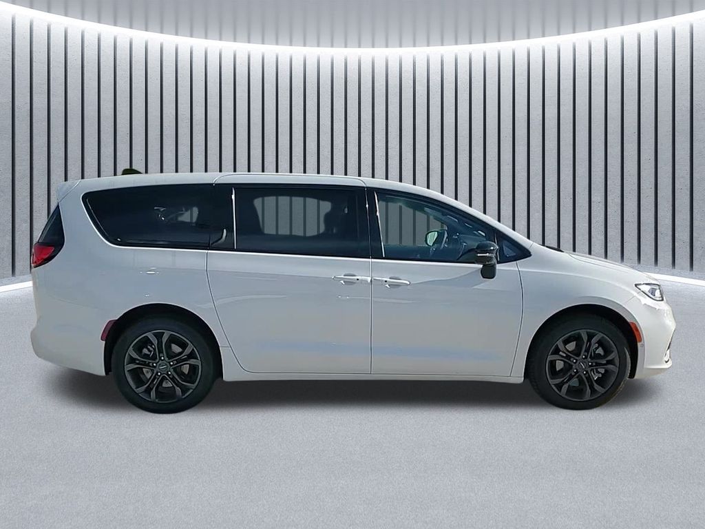 2026 Chrysler Pacifica photo 4