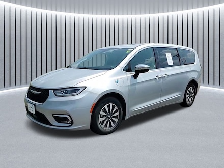 2023 Chrysler Pacifica Plug-In Hybrid Limited Van Passenger Van