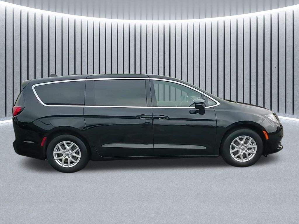 2025 Chrysler Voyager LX photo 4