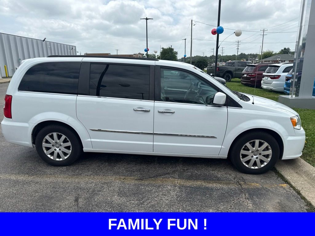 Used 2015 Chrysler Town & Country Touring with VIN 2C4RC1BG5FR752516 for sale in Crystal Lake, IL