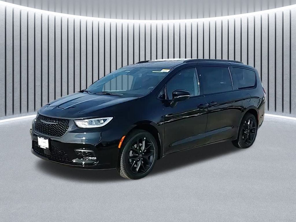 2026 Chrysler Pacifica Select's photo