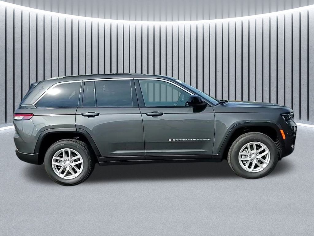 2025 Jeep Grand Cherokee Laredo photo 2