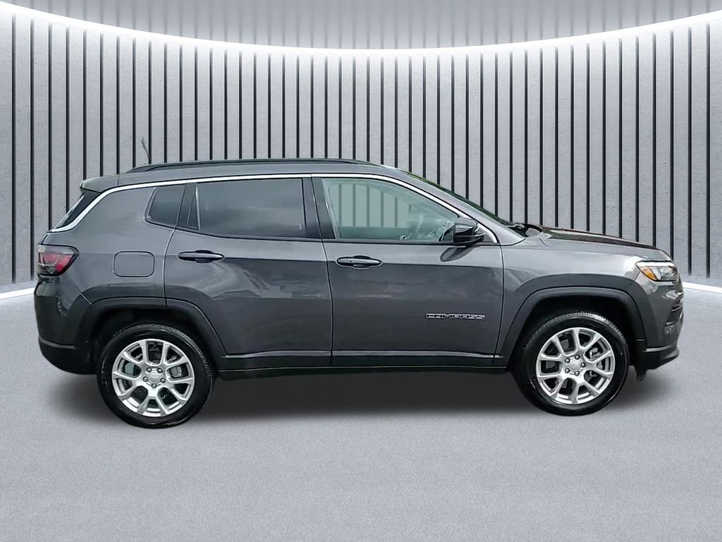 2024 Jeep Compass Latitude Lux photo 3
