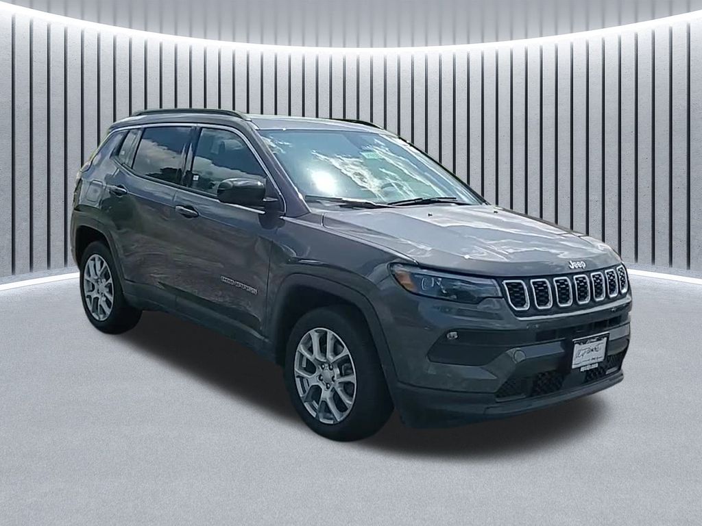 2024 Jeep Compass Latitude Lux photo 2