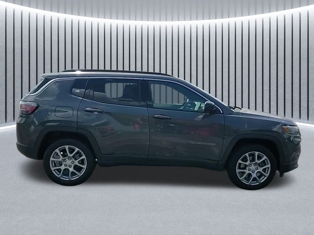 2024 Jeep Compass Latitude Lux photo 3