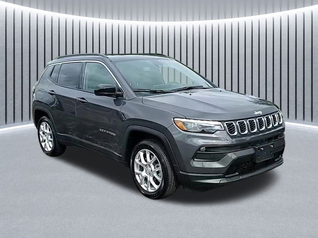 2024 Jeep Compass Latitude Lux photo 2