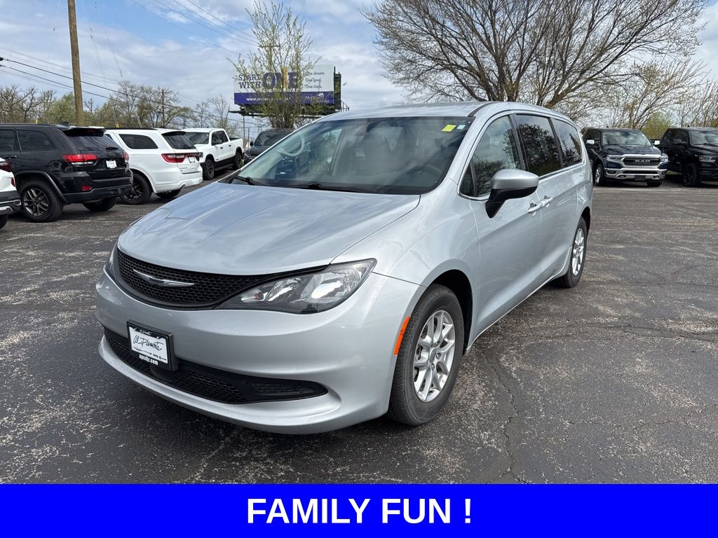 2022 Chrysler Voyager LX's photo