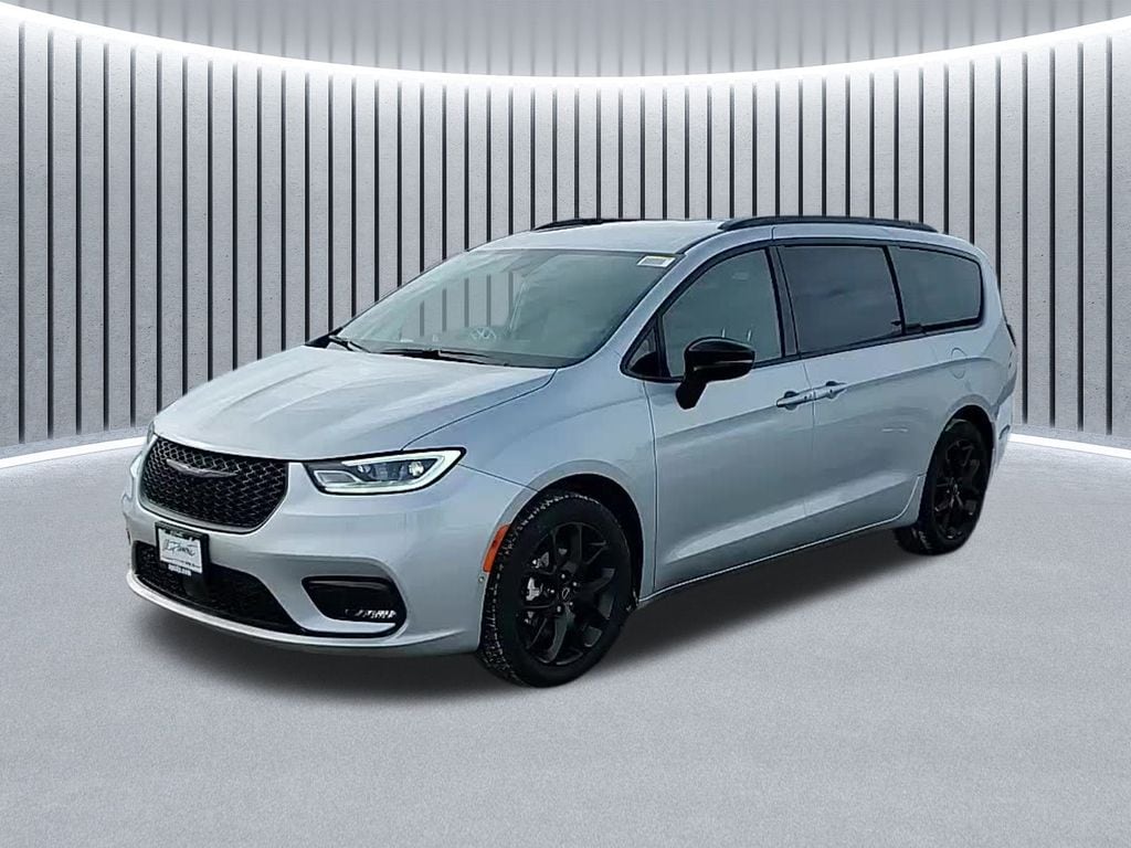 2026 Chrysler Pacifica Select's photo