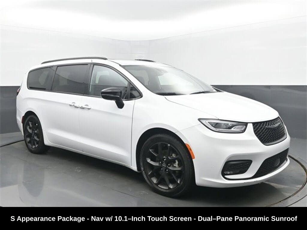 2025 Chrysler Pacifica Limited's photo