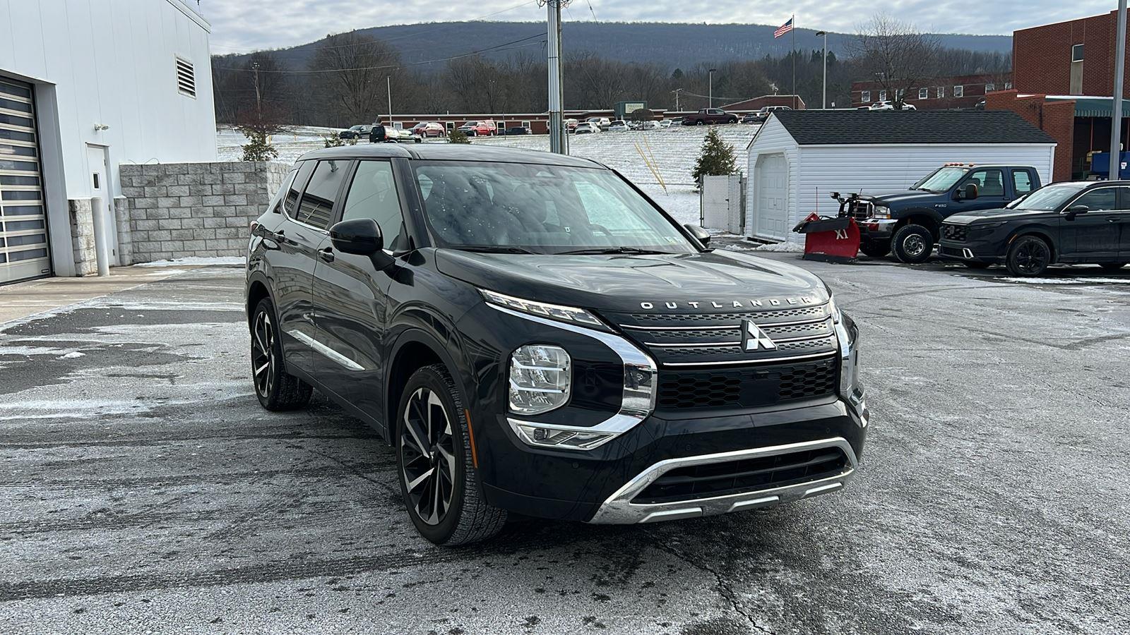 2024 Mitsubishi Outlander SE's photo