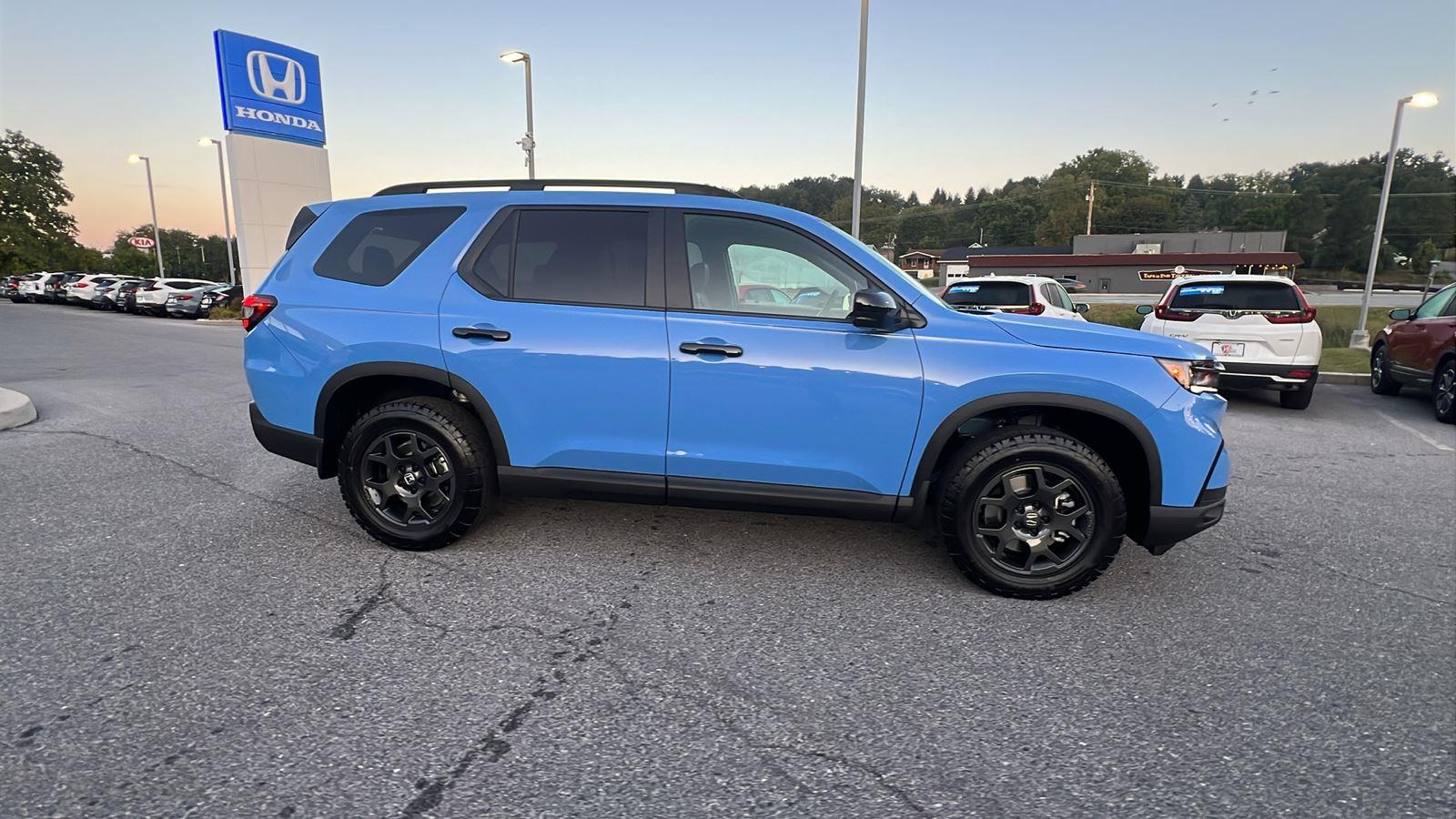 2025 Honda Pilot TrailSport photo 3