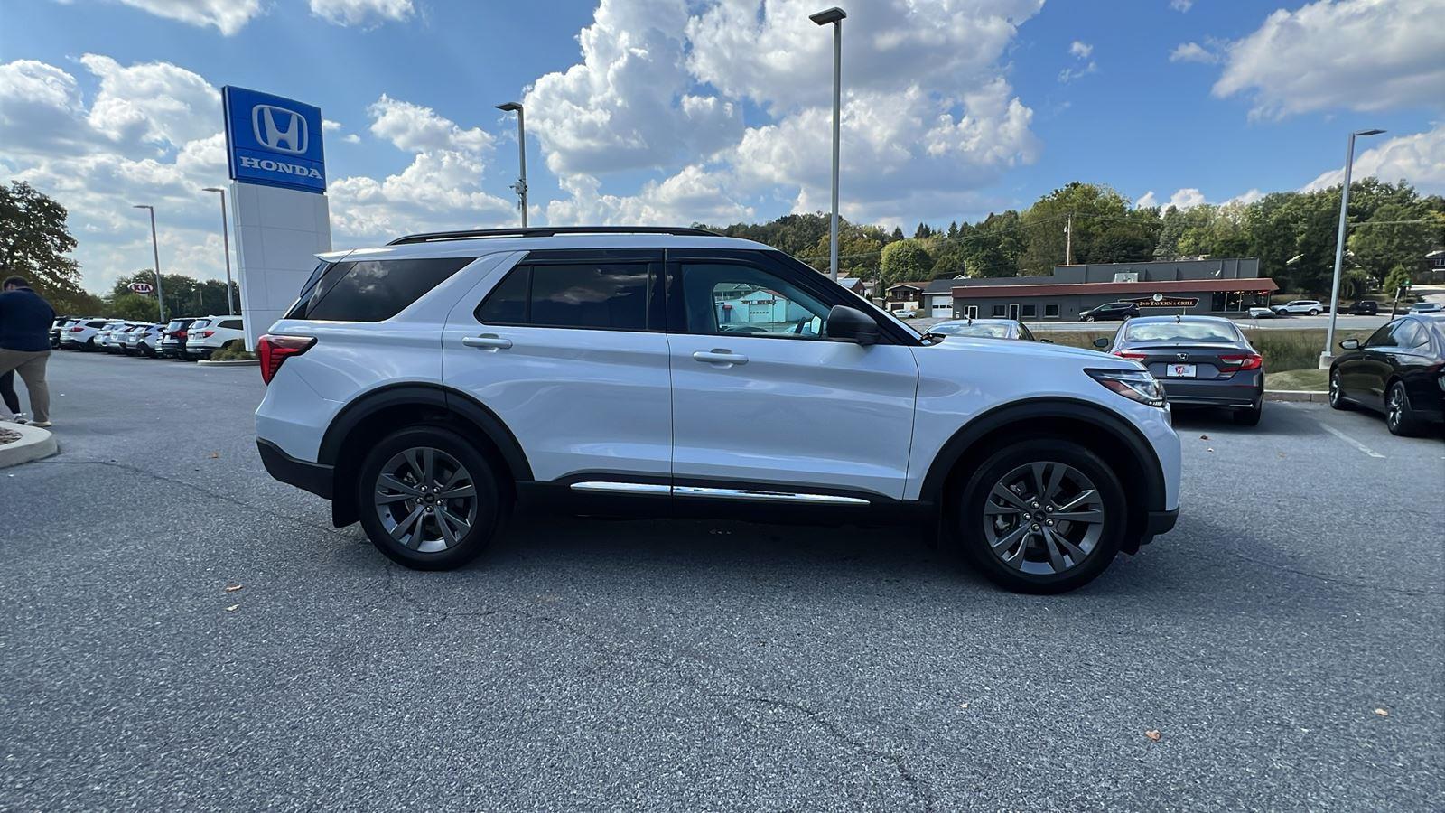 2025 Ford Explorer photo 2