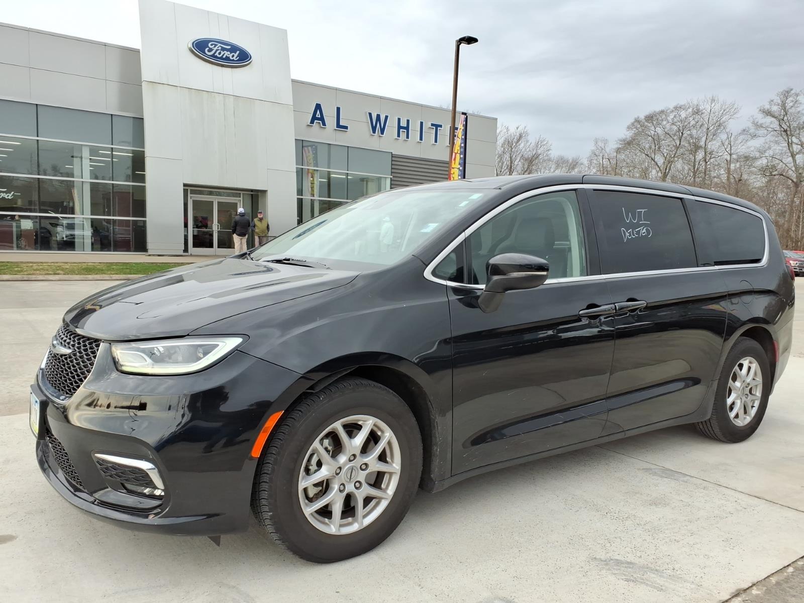 2023 Chrysler Pacifica Touring L's photo