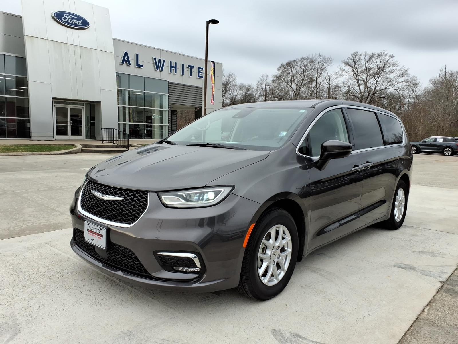 2023 Chrysler Pacifica Touring L's photo