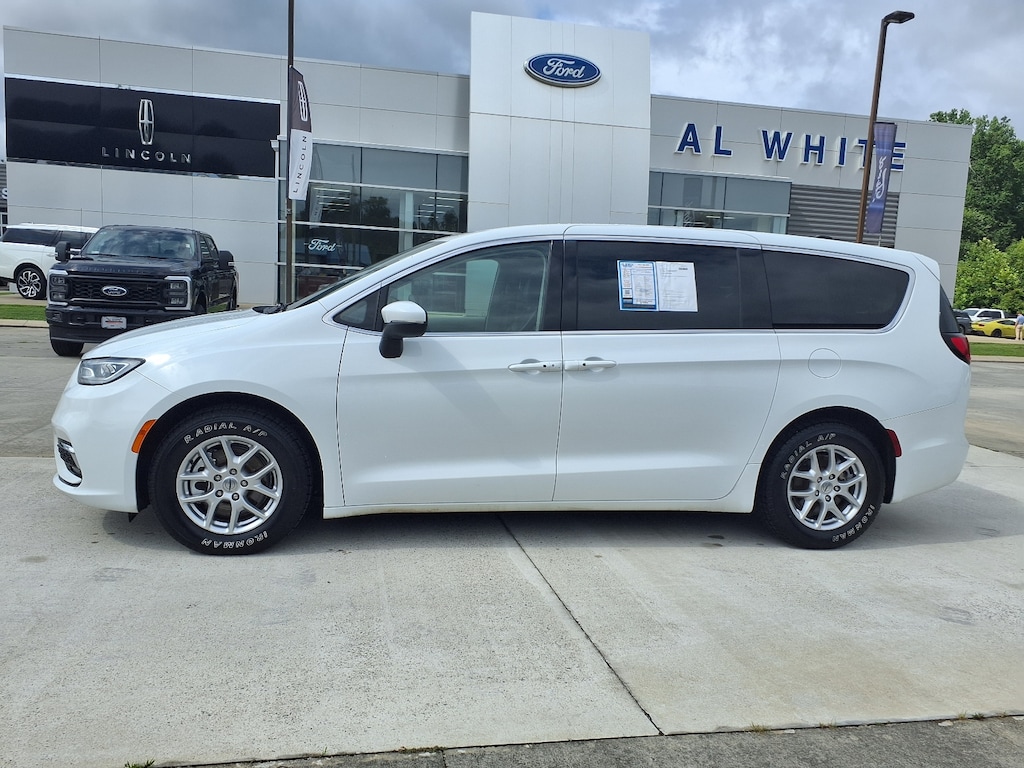 Used 2023 Chrysler Pacifica Touring L Passenger Van