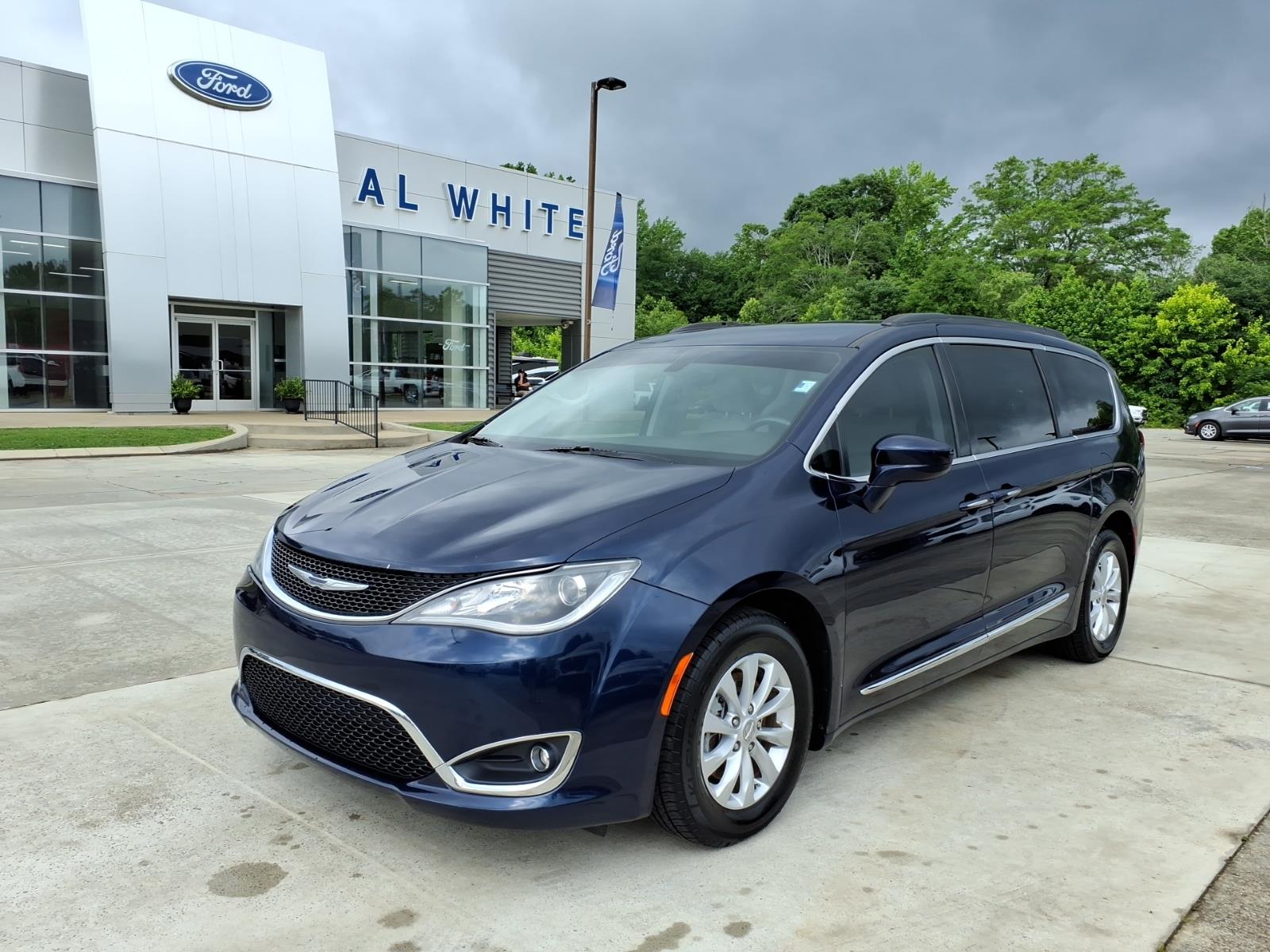 2017 Chrysler Pacifica Touring-L's photo