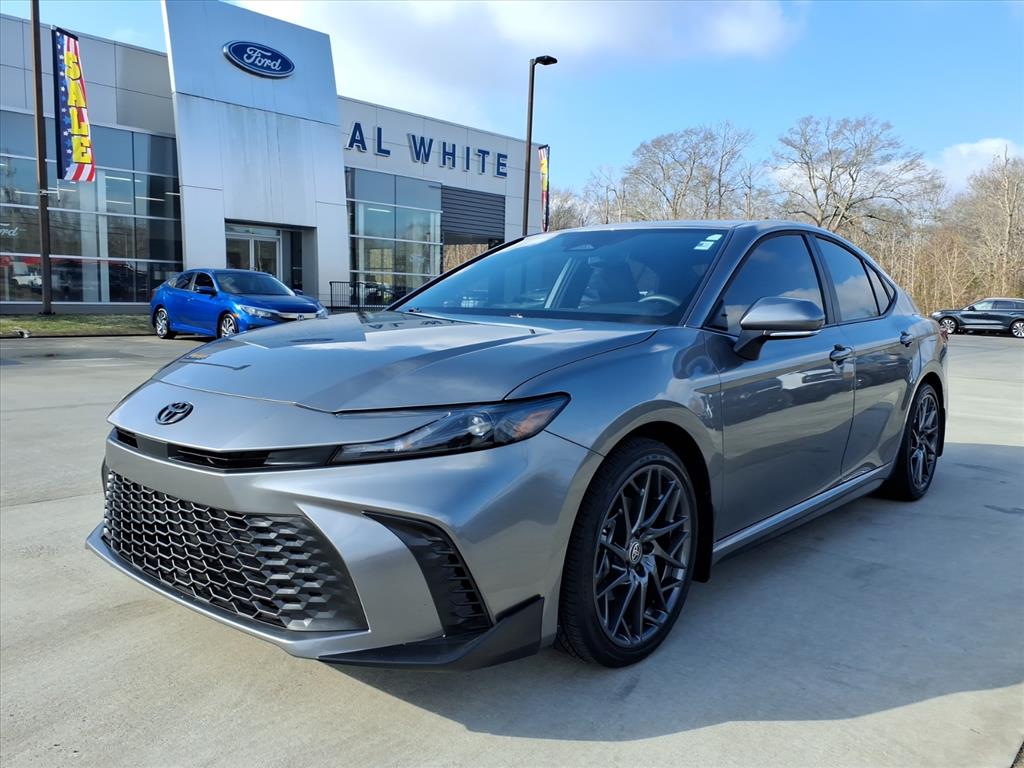 2025 Toyota Camry SE's photo