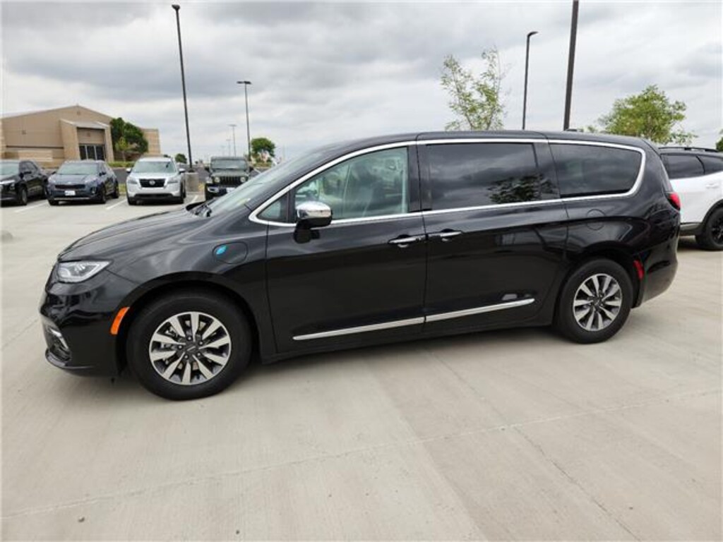 Used 2023 Chrysler Pacifica Hybrid Limited Front-Wheel Drive Passenger Van