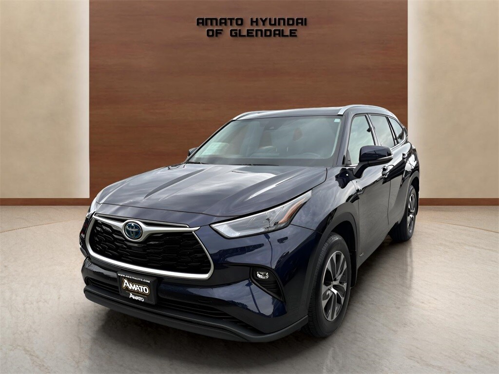 2022 Toyota Highlander Hybrid XLE photo 2