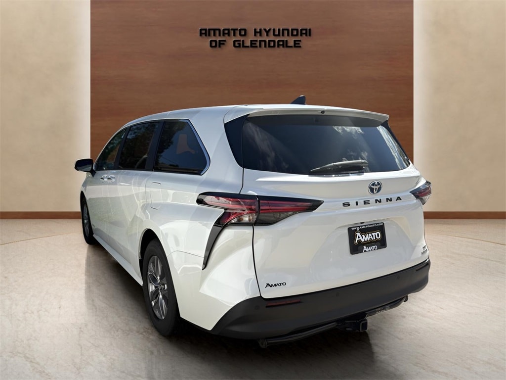 Used 2021 Toyota Sienna XLE Minivan/Van