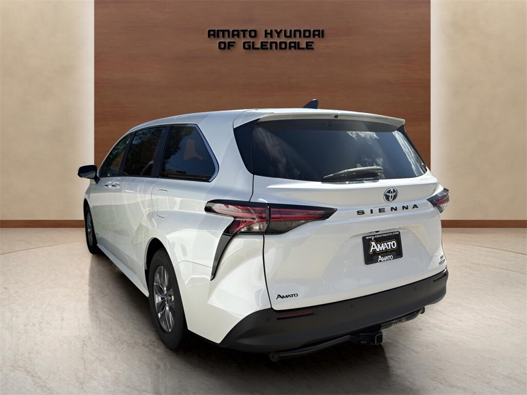 2021 Toyota Sienna XLE photo 2