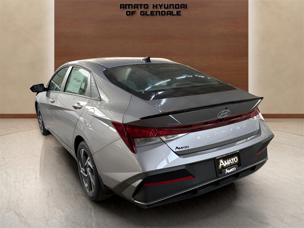 2025 Hyundai Elantra SEL Sport photo 3