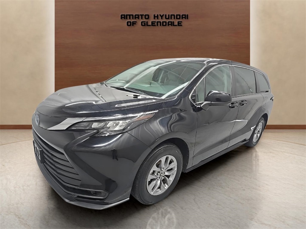 Used 2024 Toyota Sienna LE Minivan/Van