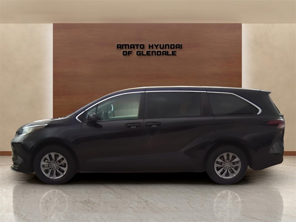 2023 Toyota Sienna LE photo 2
