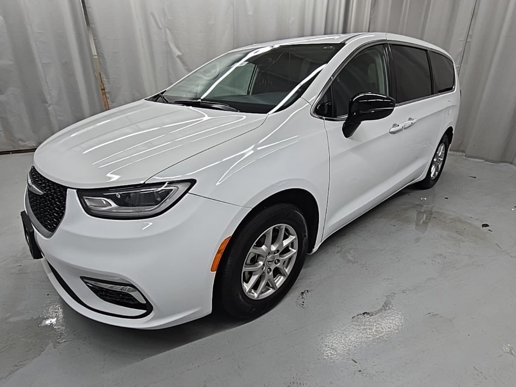 Used 2024 Chrysler Pacifica Touring L Minivan/Van