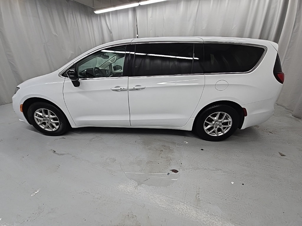 Used 2024 Chrysler Pacifica Touring L Minivan/Van