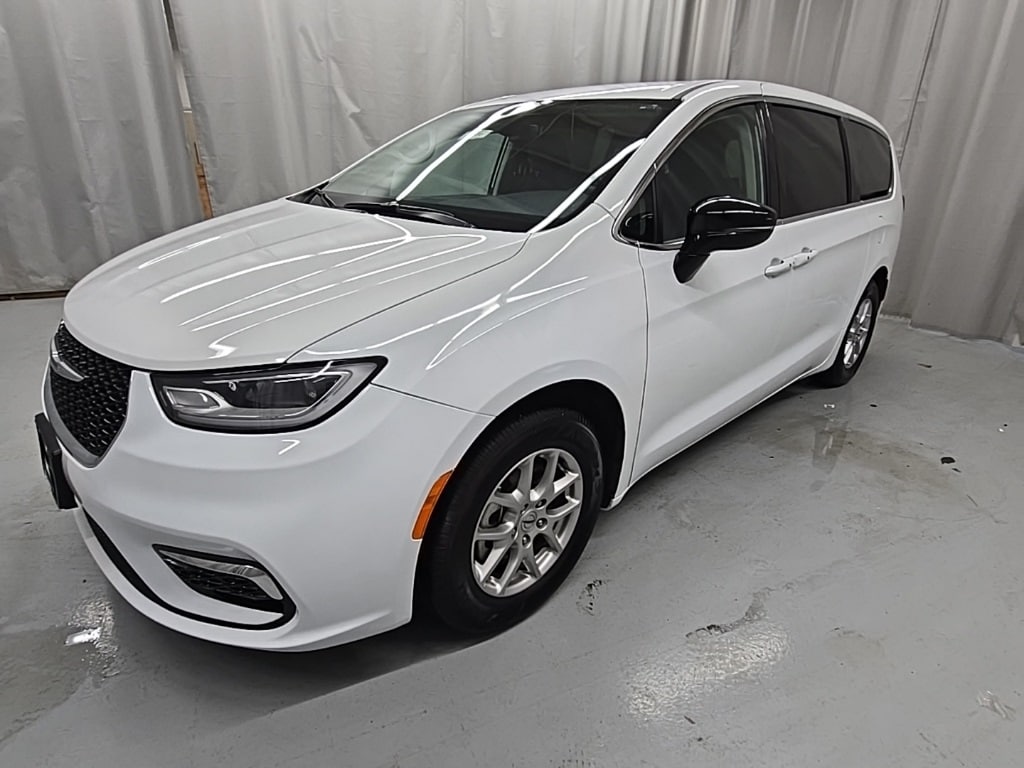 Used 2024 Chrysler Pacifica Touring L Minivan/Van