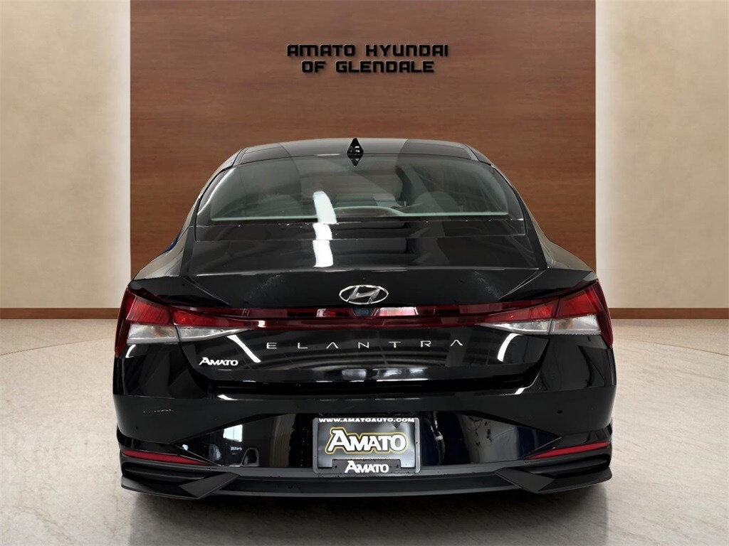 2023 Hyundai Elantra SEL photo 2