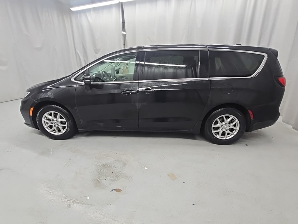Used 2023 Chrysler Pacifica Touring L Minivan/Van