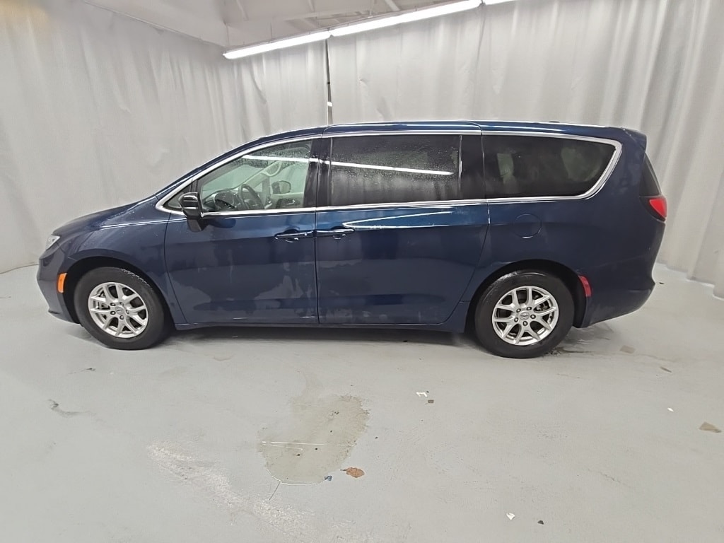 Used 2024 Chrysler Pacifica Touring L Minivan/Van