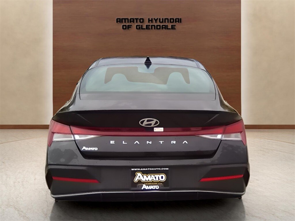 2025 Hyundai Elantra SEL Sport photo 2