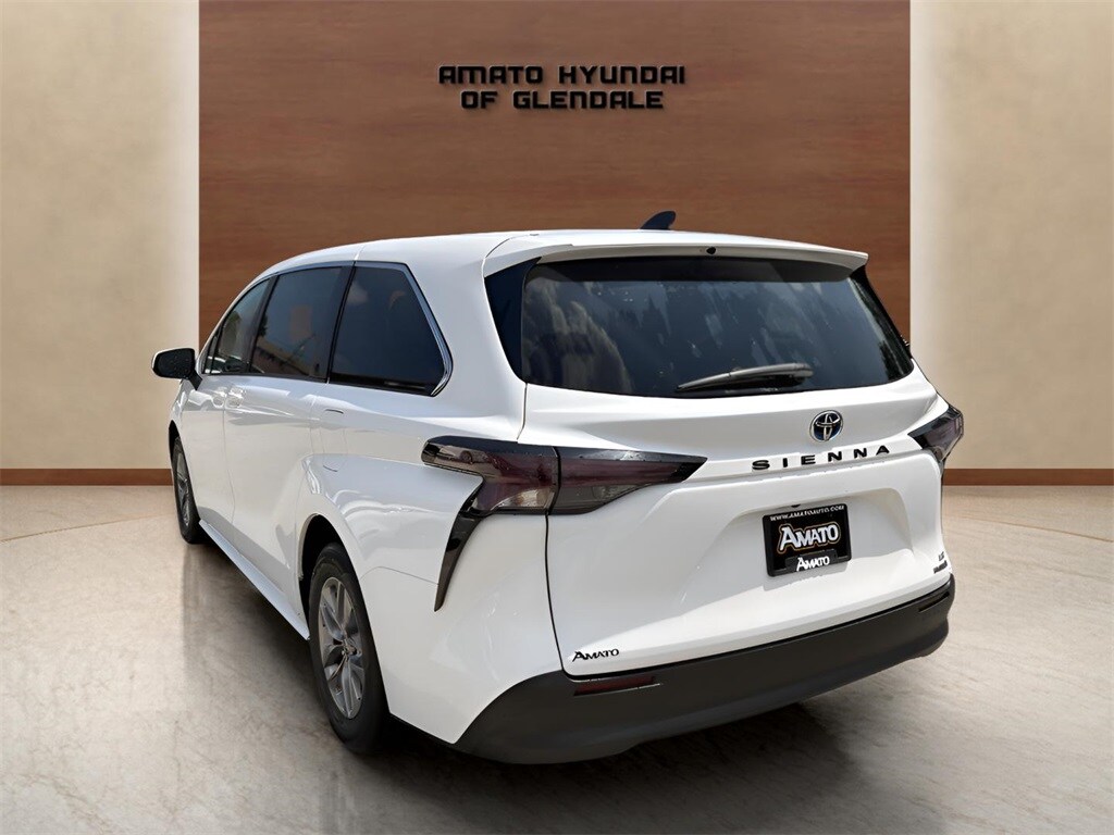 2023 Toyota Sienna LE photo 3