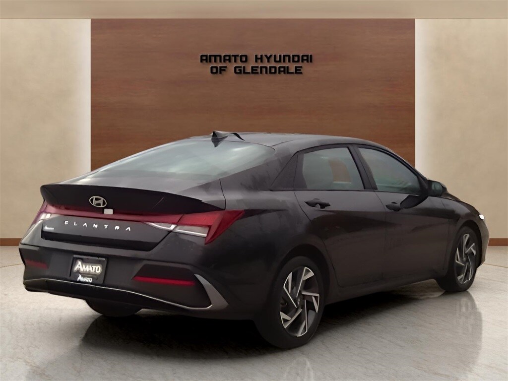 2025 Hyundai Elantra SEL Sport photo 3