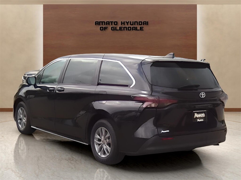 2023 Toyota Sienna LE photo 3