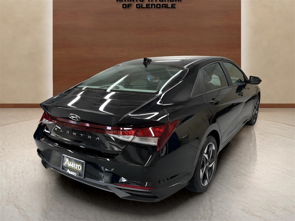 2023 Hyundai Elantra SEL photo 3