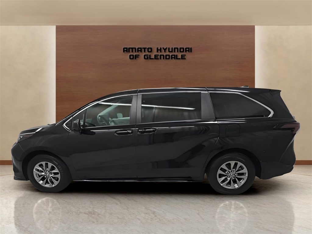 Used 2024 Toyota Sienna LE Minivan/Van