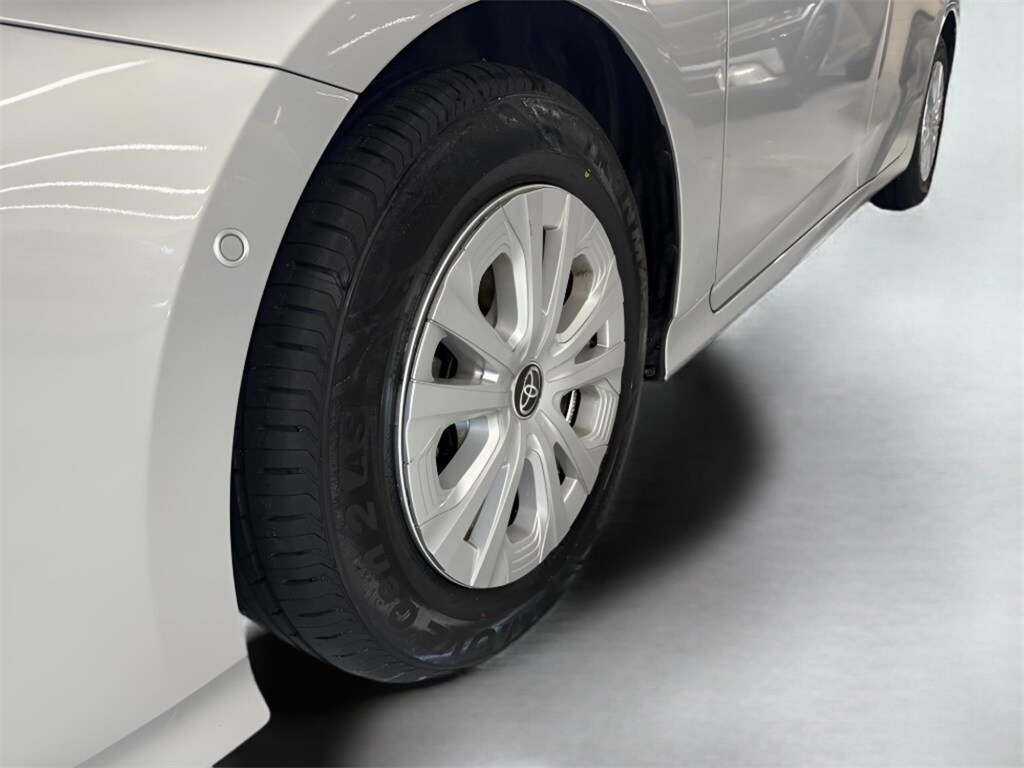 2022 Toyota Prius L photo 3
