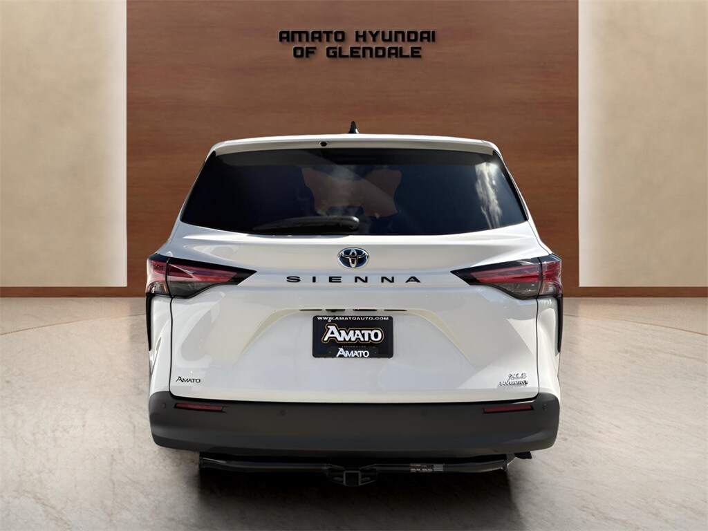 2021 Toyota Sienna XLE photo 3