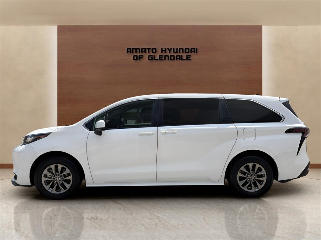 2023 Toyota Sienna LE photo 2