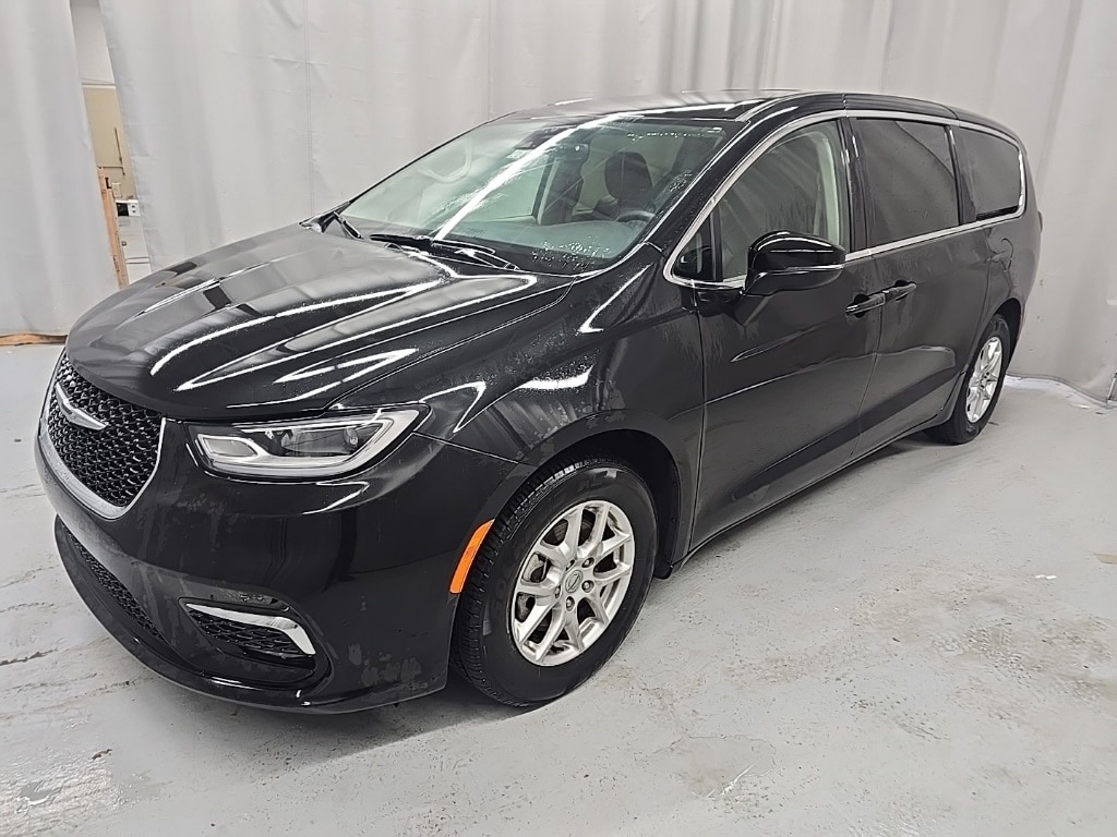 Used 2023 Chrysler Pacifica Touring L Minivan/Van