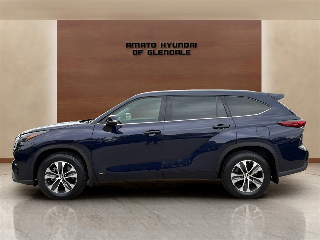 2022 Toyota Highlander Hybrid XLE photo 3